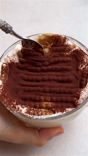 Ho provato anche io la yogurt cheesecake virale in Giappone 🇯🇵✨ Solo 2 ingredienti, una notte in frigo e una magia totale 💖 Io l’ho fatta con yogurt di soia stile greco e biscotti Lotus al caramello: cremosa, fresca, semplicissima e 100% vegetale 🌱 💭 Onesta fino in fondo: è ottima come colazione ogni tanto, ma resta comunque una base di biscotti (3–6 a porzione), quindi tanti zuccheri semplici. A me personalmente non sazia, la vedo più come una coccola o una colazione diversa dal solito… ma