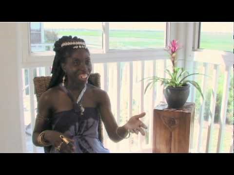 ‪Gullah Documentary: Queen Quet describes a "Bin Yah"‬
