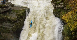 Vidéo. Saut du Doubs : des kayakistes de l'extrême osent un plongeon de 25 mètres