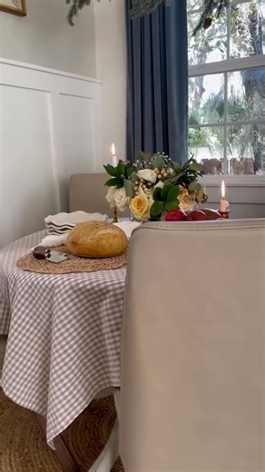 From weeknight dinners to holiday feasts, Stressless® dining chairs bring everyday comfort to every seat at the table. With a subtle reclining motion that follows your guests as they lean in, linger, and laugh, hosting becomes that much more inviting. Visit us today at Bartlett Home Furnishings! 📷 Stressless® Laurel | Bartlett Home Furnishings