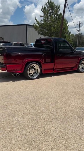 Roja & Negra OBS Chevy Estilo 90s Tumbada Con Rines Billet #billets #droppedtrucks #obschevy #chevy