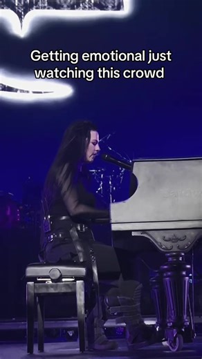 Emotional Crowd Moments in Alt Music Concerts