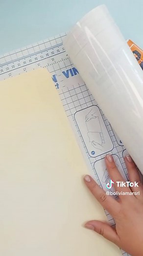 te enseñamos a como forrar folders con el forro contact de VINIFAN, tambien puedes forrar cuadernos y libros para la escuela o el cole #A_clases_con_Vinifan #a_clases_con_boliviamar #Vinifan_Bolivia #Boliviamar #A_clases_con_Boliviamar