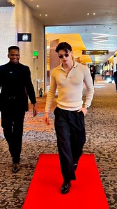 This level of confidence needs to be studied 🔥😮 Rate his red carpet walk 1–10 👇 . . #reels #redcarpet #viral #newyear #Trending | Redcarpet.king