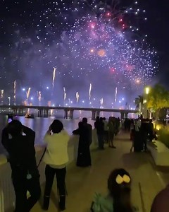 #2022 fireworks in #abudhabi ✨🙌🏽😍 🎥 @silent_eyes_dhanu #happy #newyear #happynewyear #hny #simplyabudhabi #fireworks | Simply Abu Dhabi
