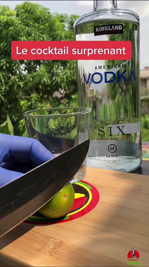L’une des boissons alcoolisées les plus faciles à préparer, créer à partir d’un seul alcool(VODKA) et quelques produits cuisine(citron et sucre).le cocktail idéal pour célébrer un événement🎃#cocktail #Vodka #fouryoupage #viral #camerountiktok🇨🇲 #Douala