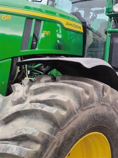 John Deere 6R 250, 2023 р, 2725 мтг- Двигун John Deere 6,8 л- Номінальна потужність 250 к.с.- Трансмісія AutoPower- Максимальна швидкість 50 км/год- Амортизація переднього моста- Переднє триточкове зчіпне обладнання- Гідравлічна підвіска кабіни- Гідравлічний насос продуктивністю 160 л/хв- П'ять пар гідравлічних виходів- Одно- та двоконтурні пневматичні гальма- Комплект зчіпного пристрою- Задне триточкове зчіпне обладнання з гаками категорії III- Кабіна ComfortView- Світлодіодне освітлення на 360