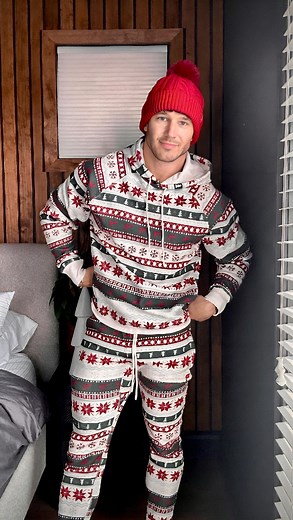 Sam Cushing on Instagram: "4 fits ✅ - Can’t it be Christmas time all year round? I’m feeling festive 🎅 You can shop all of these fits at @fabletics....(Pro tip: Get 80% off the whole site when signing up to be a VIP member) #fableticsambassador #fableticspartner"