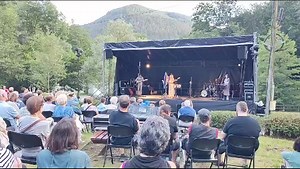 #Andoain Olatz Zugastiren eta bere taldearen doinu gozoek eta Leitzaran ibaiko hotsak bat egin dute Otieta parkean, baso isilak babestuta, ilunabarrean | Aiurri Hedabideak