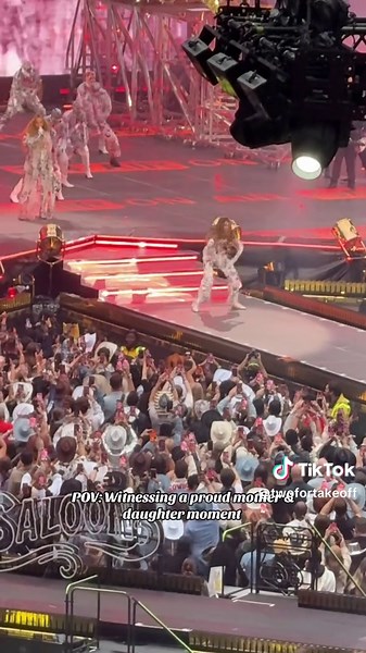 Beyoncé watching her twin dance is crazy work!