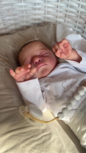 Changing Poppy 🤍 It looks huge on her 😅 || #babychange #changingclothes #trocandoderoupa #reborndoll #rebornbabydoll #bebereborn #bonecasreborn #luxebycassiebrace #babygirl #newbornbaby