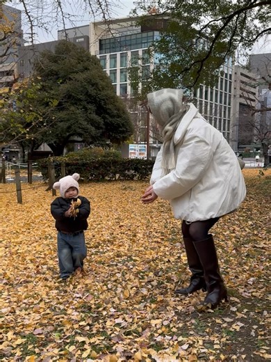 篠崎愛 Ai Shinozaki on Instagram: "・ 待ち時間の1コマ…♡🍂 #クリスマスマーケット2025 #秋のような冬"