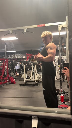 lift at the arnold#arnold #lift #flex #biceps #curls