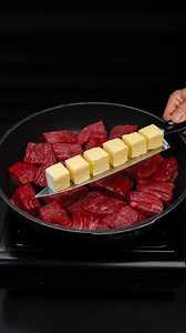 Stačí jedna ingredience a maso se vám bude rozplývat v ústech jako máslo! Ingredience cibule: 3 ks červená paprika: 1 ks slanina: 100 g česnek : 15 g rajčata: 2 ks černý pepř: 2 g sójová omáčka : 70 ml hořčice: 50 g škrob: 20 g Omáčka sůl: 3 g sladká paprika : 2 g Dodatečně brambory: 4 ks máslo: 180 g olivový olej : 30 ml jarní cibulka: 20 g parmazán: 30 g česnek : 10 g černý pepř: 1 g sůl: 3 g parmazán: 5 g jarní cibulka: 5 g | Chutný.TV