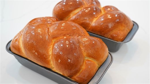 Don't buy bread anymore, make this fresh bread at home like a pro How to make a soft and fluffy Homemade bread at home. I always add sweetened condensed milk to make my dough smooth and elastic. This bread is pillowy soft and stay soft for days. Hope you'll give this recipe a try and if you do, please let me know and comment down below. Thanks you. Here's what you'll need: 1 and 1/4 cup milk (320ml) 1 large egg 1/4 cup sweetened condensed milk (75g) 1 tsp salt (5g) 1 tablespoon instant yeast (10