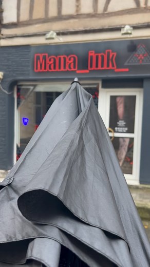 Bienvenue à « Mana Ink », qui veut dire « Puissance divine de l’encre » ! Quentin Talbot est natif de Bourges et est le créateur de ce nouveau salon de tatouage. Il est situé au 21 rue Gambon et est ouvert depuis le 23 septembre, il vous accueille du mardi au samedi de 10h à 18h. Quentin a été formé pendant 8 ans à la méthode du tatouage des îles marquises : le Patutiki. Le client lui raconte son histoire, et il propose un tatouage en fonction du récit qui symbolisera l’histoire de la personne. 