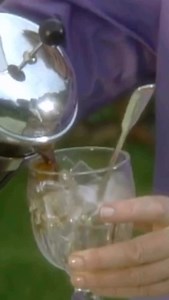 What is @marthastewart not good at? She’s got iced coffee hacks too! You know I love my hot latte, but this silver spoon trick is a game changer. Keeps your glass from cracking when pouring in hot espresso. Genius, right?! There’s probably one thing I’d change about this one though…take a look! Happy Monday! I’ll take three!!! ☕️☕️☕️ | Tamara Day