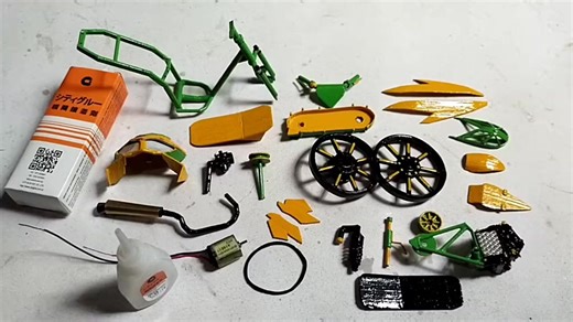 Proses Perakitan Miniatur Motor Vario dari Bambu