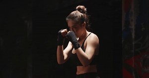 Cinematic Shot Professional Female Boxer Practising: vídeo stock (100% livre de direitos) 1104387631 | Shutterstock