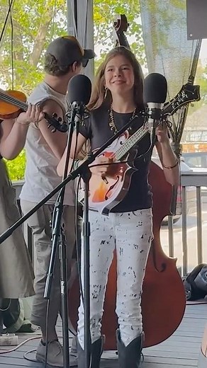 She Plays with the Nashville Band? 🤠 #bluegrass