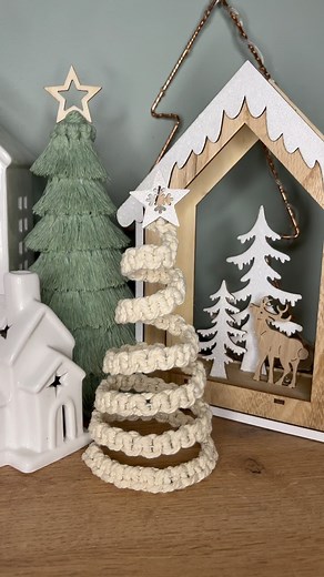 Macrame Christmas Tree 🎄 I used 1.5 aluminium craft wire and 3mm cotton cord to make this very simple macrame Christmas Tree #macramechristmasdecor #macramechristmasornament #macramechristmasdecoration #macrametutorials | Caroline Fleming