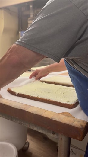 180K views · 2.2K reactions | How the cake roll is rolled. | Fingerhut Bakery | Facebook