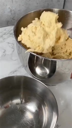EXTREM Lecker! Das ist der beste Kuchen, den ich je gegessen habe! Apfelkuchen 🥰 P&S Quark Streusel Apfelkuchen Zutaten Für den Boden Streusel 250g weiche Butter 150g Zucker 1p. Vanillezucker 1 Eier 1P. Backpulver 450g Mehl 2EL Mehl für die Streusel Für die Creme: 600g Schmand 500g Quark (40%) 1 Becher Sahne 200g Zucker 1pk. Vanillinzucker 4 Eier 2 Pk. Vanille-Puddingpulver Für die Apfelfüllung: 4-5 Äpfel 2 EL Zucker 1/2 TL Zimt Backzeit: Im vorgeheizten Backofen bei 160°C Ober/Unterhitze für c