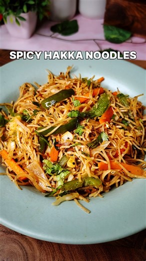 Hakka Noodles Recipe | Spicy Veg Hakka Noodles | Street Style Noodles | Easy Dinner | #shorts