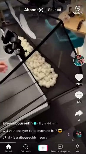 Lebouseuh a un robot qui tire des balle de ping-pong au local