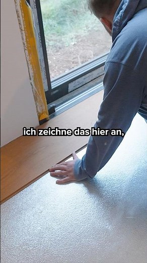 Unebenheiten von der Wand an der Parkettdiele einzeichnen und zuschneiden. #handwerk #diy #parkett