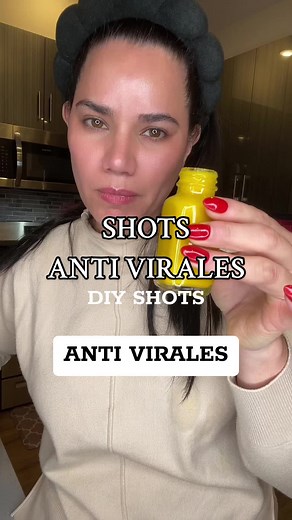 Shots anti virales CASEROS Receta súper concentrada para 16 shots. NECESITAS: 8 palitos de apio (Celery) 1 raíz entera de jengibre 2 manzanas verde 2 limones amarillo (Eureka Lemon) 2 Cda. Sopera de de cúrcuma 1 Cdta de pimienta negra 2-4 Cda de vinagre de manzana 1 1/2 a 2 tazas de agua Max. COMO LAVAR LOS VEGETALES Y FRUTAS 500 ml agua 1 Cda. Bicarbonato 2 Cda. Vinagre *Remojar 10 minutos y luego enjuagar con abundante agua y listos para usar o guardarlos en la nevera. BENEFICIOS •Anti inflama