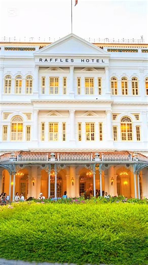 Step into timeless elegance at Raffles Hotel which was gazatted as Singapore National Monument. It is Singapore’s crown jewel of colonial charm and luxury. From its storied halls to the iconic Long Bar, every corner whispers history and sophistication. Let me guide you through this legendary landmark and beyond, with a city tour that blends heritage, hidden gems, and unforgettable moments. Ready to explore Singapore in style? Book your bespoke city tour with me today. #cityexplorersg #citytour #