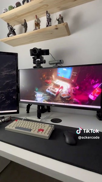 Por que isso é tão difícil de combater? Afinal é apenas um hardware! Por isso eu gosto tanto de hardware hacking. Um ataque de BadUSB ocorre quando um dispositivo USB aparentemente inofensivo, como um pen drive, é reprogramado para agir como um teclado ou outro dispositivo malicioso. Ele pode executar comandos automaticamente no computador da vítima, instalar malware, roubar dados ou criar portas de acesso remoto, tudo sem que o usuário perceba. Isso acontece porque o USB explora a confiança do 