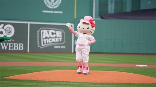 Hello Kitty throws out the first pitch at the @RedSox game 🥰