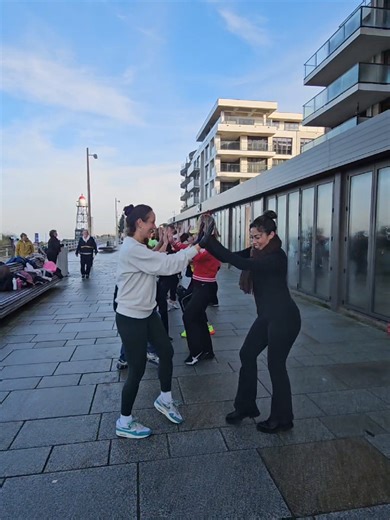 Zumba Party Kijkduin – Outdoor | Last Class of 2025 💛 Thank you so much to everyone who joined us and danced with all your heart. Your energy, smiles, and commitment made this moment truly special. A big thank you to @nabrasanederland for hosting us and always welcoming us with open arms — even letting us dance on the terrace when the weather didn’t fully cooperate 🙏🏽✨ What a journey this year has been… We laughed, we sweated, we celebrated, and yes — we danced by the beach again 🌊💃🏽 Momen