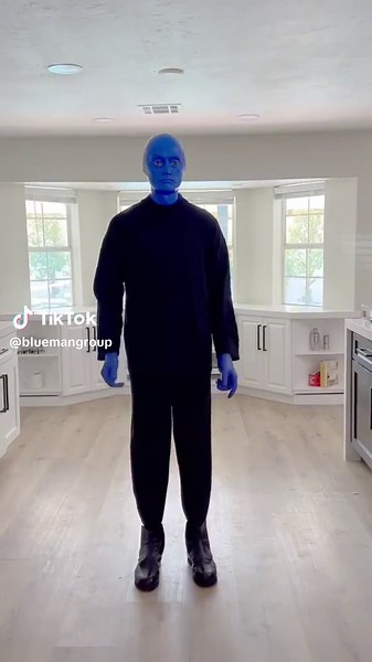 More footwork, Blue Man!!