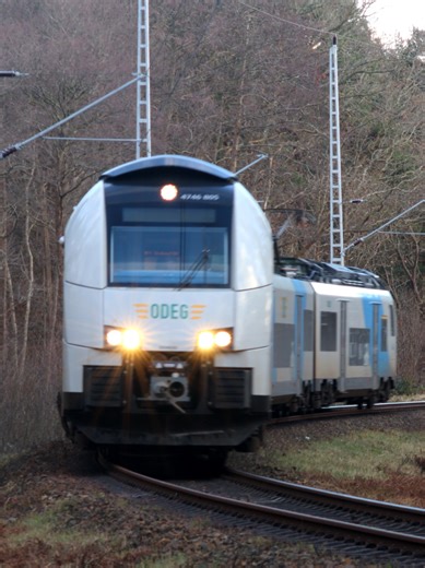 Halbe kernschmelze 😭 (↓ Weitere Informationen ↓) Wann? 🗓: 23. Dez. 2025 Lok/Triebwagen: 4746 305 Linie?: RE9 (63956) -> WLI Wo?📍: Nähe Lietzow Betreiber?: ODEG Besonderheit: / Kamera? 📷: Canon Eos 250D Mit wem?👥️: / Auch gerne Folgen: @Milli🦫📸 @Preisar @david @Trains.Mv @Bahnfotograf-allgäu📷🚄 @Railtime @trains.nwm #hobby #Bahn #Fotografie