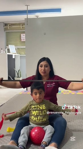 El movimiento en los niños no solo ocurre… también se guía y se potencia 🧠✨ La fisioterapia pediátrica ayuda a mejorar la movilidad, el equilibrio y la postura desde edades tempranas, adaptándose a cada niño y sus necesidades. #DesarrolloInfantil #Fisioterapia #Rehabilitación #SaludInfantil #EstimulaciónTemprana