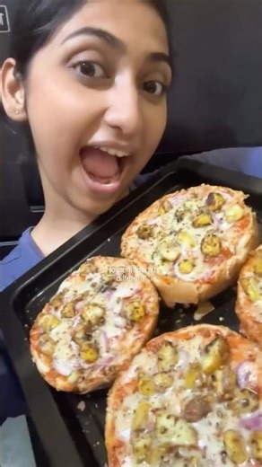 Making mini pizza 🍕 at home.