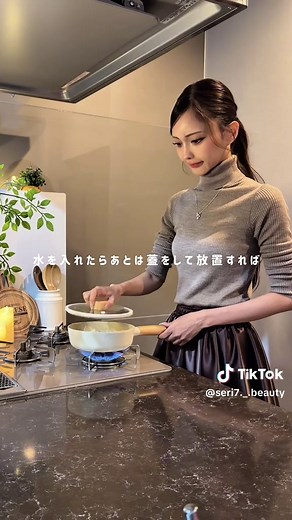 はじめまして！せりなです！ ワンパンで簡単で美味しい 節約ダイエットご飯を作って 体型維持と浮いたお金で 賢く自分磨きをしています✊🏻💞 🧑🏻‍🍳〻今日のメニュー 包まない小籠包 包まないワンパン小籠包🤍 🍳材料 1回分 とりひき肉 1パック ねぎ 5cm えのき 適量 シュウマイの皮 適量 しょうがチューブ 3cm にんにくチューブ 3cm 砂糖 大さじ1 鶏ガラスープの素 大さじ1弱 醤油 小さじ1 水 100ml 【トッピング✨】 ごま 追いねぎ 【作り方👩🏻‍🍳】 ① フライパンにとりひき肉、ねぎ、えのき、調味料、水を入れてよく混ぜる ② 上からシュウマイの皮を並べる ③ フタをして中火で蒸し焼きにする ④ 火が通ったら、ごまと追いねぎをのせて完成🤍 包まないから超ラク ワンパンで洗い物少なめ スープ出て小籠包っぽくなる🥟