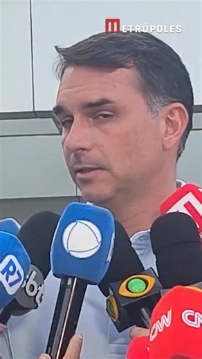 Flávio Bolsonaro (PL) visitou o pai, Jair Bolsonaro, no hospital DF Star, em Brasília (DF), nesta quarta-feira (24/12). O senador afirmou que a madrasta Michelle e o irmão Carlos vão passar a noite de Natal com o ex-presidente. Bolsonaro foi internado e deverá fazer uma cirurgia amanhã. Na porta do hospital, Flávio respondeu a perguntas de jornalistas dizendo que Bolsonaro está ansioso com o procedimento, mas feliz de poder passar a noite de Natal acompanhado da família. “Fico feliz de poder vis