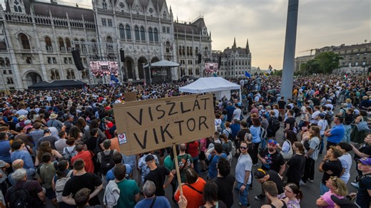Hungarians declare resistance to Orbán's government with a large protest