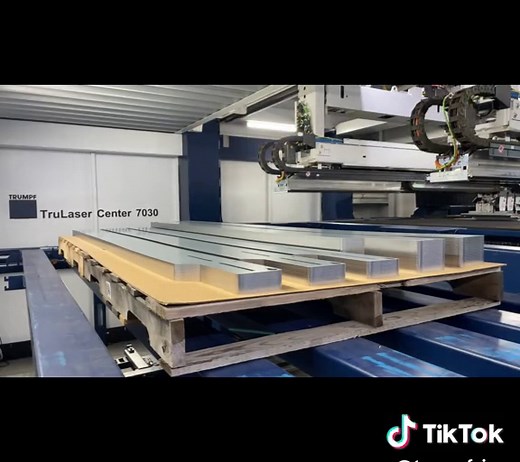 Take a look inside the full-service laser cutting machine 👀 The TruLaser Center 7030 unloads and sorts finished parts parallel to production with SortMaster Speed. As soon as the SortMaster Speed takes the part, the machine continues cutting. ⚡ #trumpf #fypシ #lasercutting #manufacturer #manufacture #automation #sheetmetal #sheetmetalfabrication #fabrication #lasers #trulaser #trulasercenter