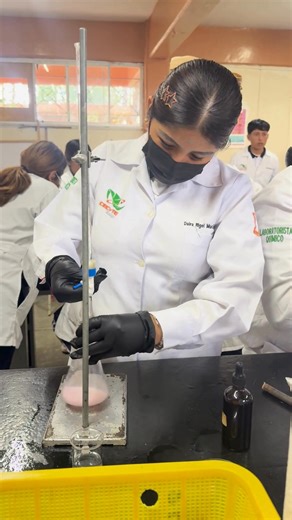 #LaboratoristaQuímico 🧪 ¡Descubre la ciencia detrás de todo en CECyTEH Tetepango! 🧬🔬 ¿Estás por salir de la secundaria y te apasiona experimentar, analizar y descubrir cómo funciona el mundo? ¡La carrera de Laboratorista Químico te está esperando! 🥼✨ ¿Qué aprenderás con nosotros? 🎓 En nuestros laboratorios, te convertirás en un experto en: 🧪 Análisis químicos y microbiológicos: Aprende a analizar agua, alimentos y muestras biológicas. 🔬 Manejo de equipo especializado: Domina el uso de mic