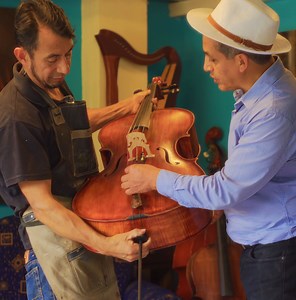 El lojano César Arteaga tiene miles de instrumentos fabricados con la más alta calidad. Vive apasionado entre guitarras, violines, violonchelos y charangos. | José Lucero