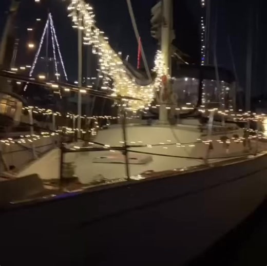 🎄 Are you sick of holiday event crowds? 🚫 Escape the madness with a private Christmas lights yacht cruise in downtown St. Pete. Bring your own drinks, cozy up with your crew, and enjoy the waterfront lights without the lines. Tap “Book now” to grab your date before it’s gone.🎅️ | Sailing Satori