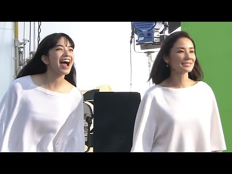 吉田羊と小松菜奈がじゃれ合う／ロッテ乳酸菌ショコラCMメイキング