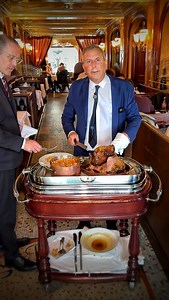 🎁 10 MENUS À GAGNER ⤵️ (10x45€) 🍖 C’est une institution célèbre pour son gigot d’agneau à volonté : aujourd’hui je vous embarque au @sebillon.neuilly ! Une brasserie à l’ancienne, typiquement parisienne, ouverte en 1914 ! On y retrouve tous les classiques de la gastronomie française… et surtout, le gigot d’agneau « Allaiton de l’Aveyron » servi en salle devant le client. Un incontournable à tester au moins une fois dans sa vie ! 👶🏻 Et si vous avez des enfants de moins de 6 ans : il y a un me