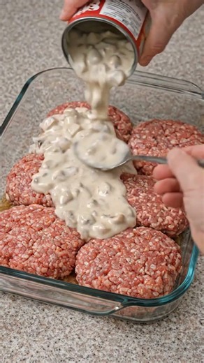 Creamy Mushroom Beef Patties Bake 🍽️