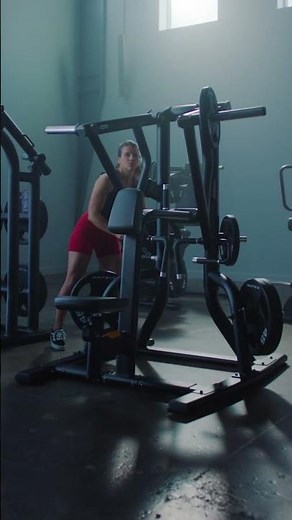 Plate-loaded Low Row Strengthens Back Muscles with Ergonomic Design